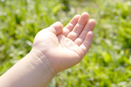 子供の手首の写真